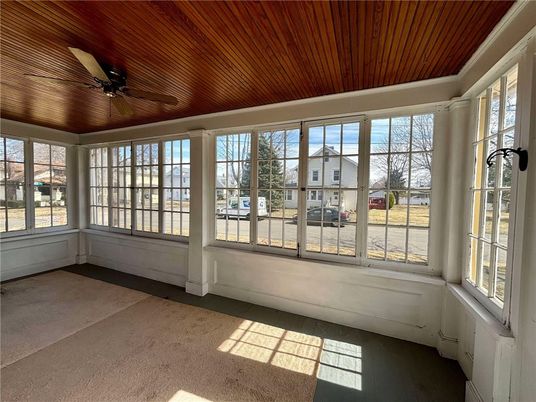 Empty room, Interior, Sun Room, Wooden Ceilings