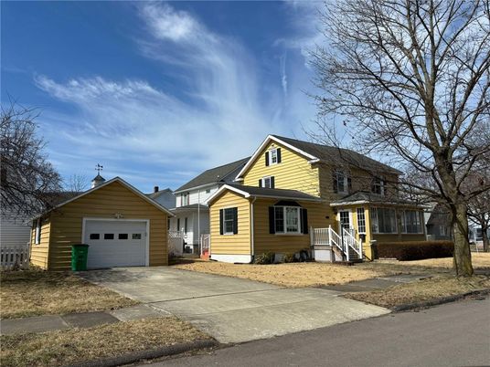 Attached, Exterior, Facade, Queen Anne Victorian