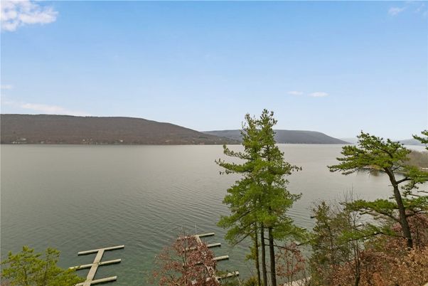 Exterior, Lake