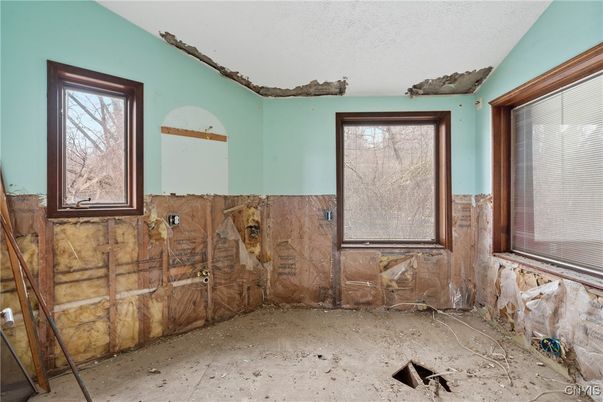 Empty room, Interior