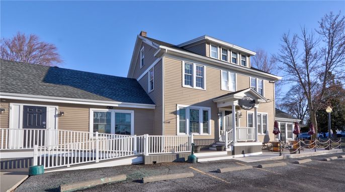 Exterior, Facade, American Foursquare
