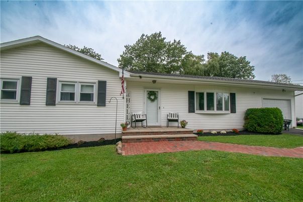 Attached, Exterior, Facade, Ranch