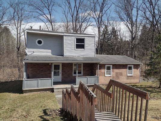 Exterior, Facade, Brick Facade, Raised Ranch