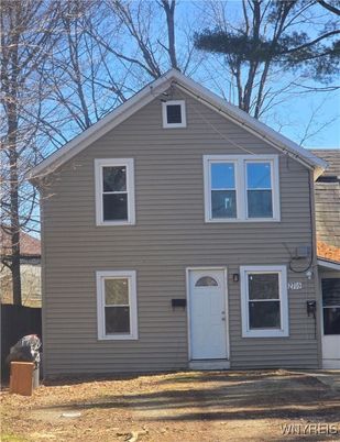 Exterior, Facade, Split Level