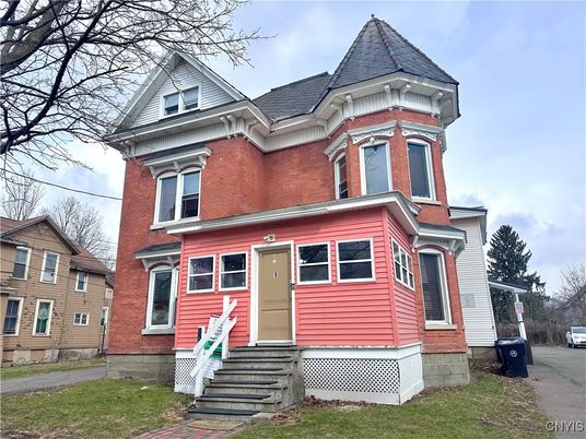 Exterior, Facade, Queen Anne Victorian
