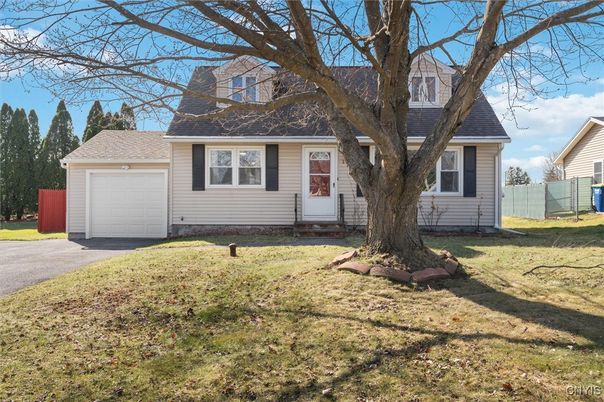 Attached, Exterior, Facade, Cape Cod
