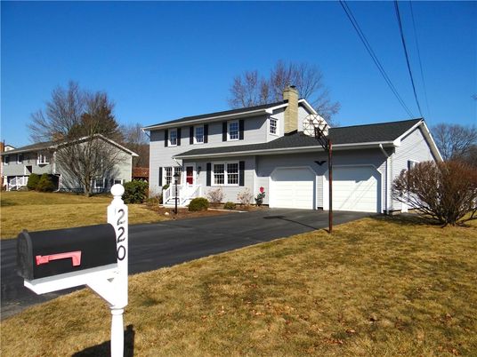 Attached, Exterior, Facade, Cape Cod