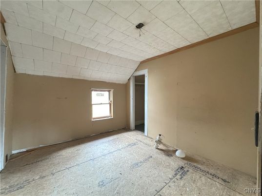 Empty room, Interior