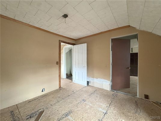 Empty room, Interior