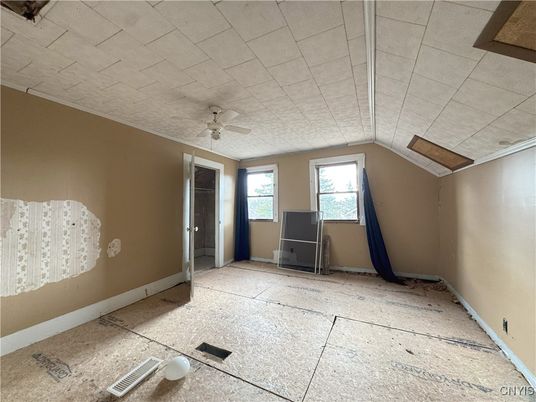 Empty room, Interior