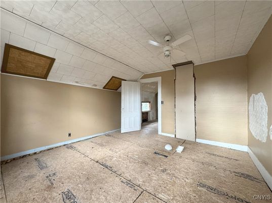 Empty room, Interior