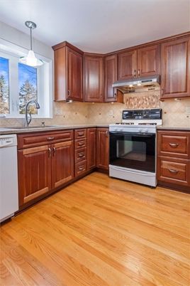 Interior, Kitchen, Pendant Lights, Wood Texture Flooring