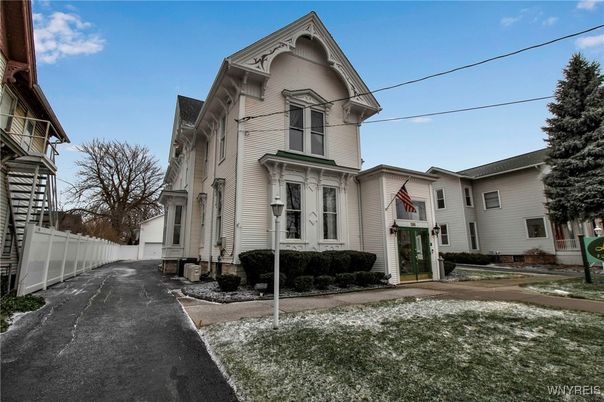 Exterior, Facade, Queen Anne Victorian