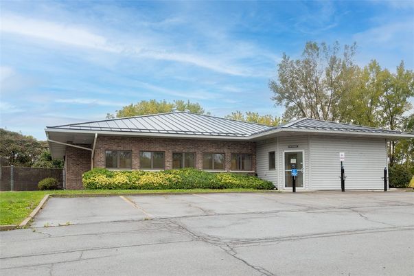 Exterior, Facade, Brick Facade, Ranch