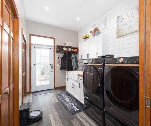 Interior, Recessed Lighting, Washer, Wood Texture Flooring