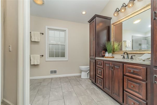 Bathroom, Dual Sink Vanities, Interior, Recessed Lighting