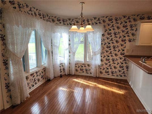 Interior, Pendant Lights, Wood Texture Flooring