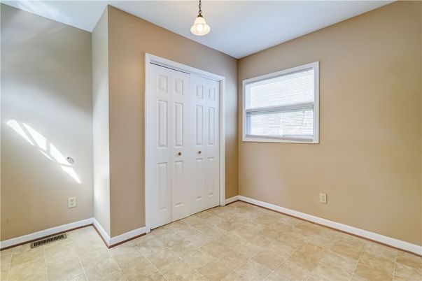 Empty room, Interior, Pendant Lights