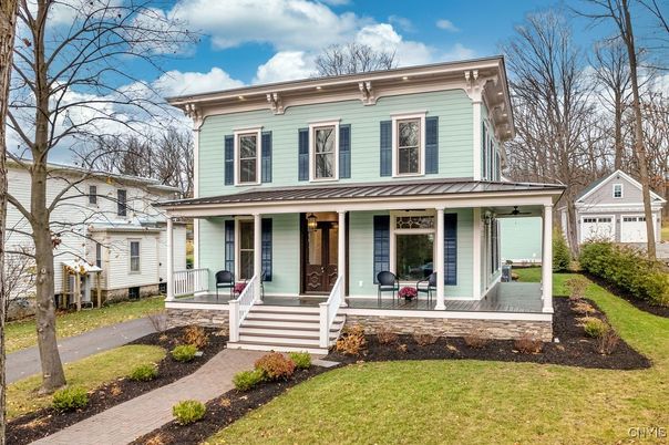 Exterior, Facade, American Foursquare