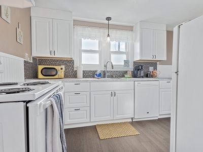 Interior, Kitchen, Pendant Lights, Wood Texture Flooring