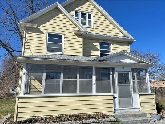 Exterior, Facade, Queen Anne Victorian