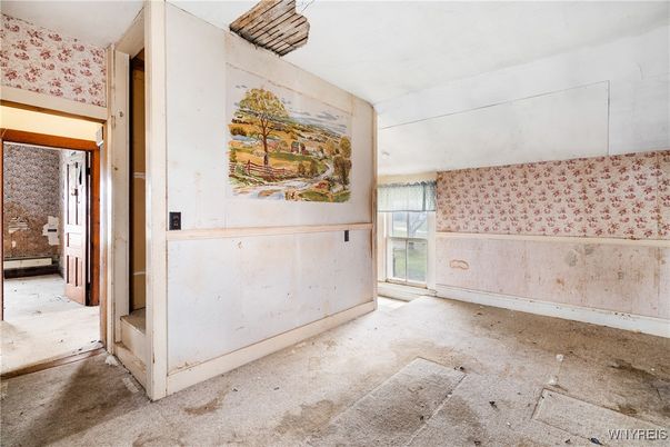 Empty room, Interior