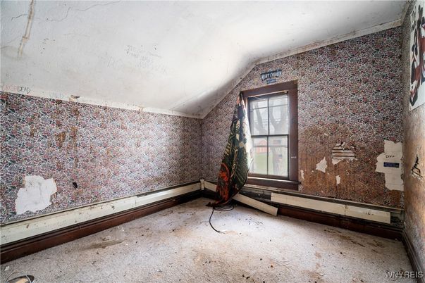Empty room, Interior