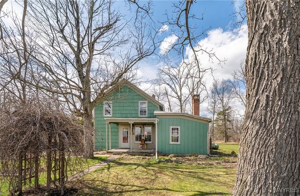 Backyard, Exterior, Facade, Queen Anne Victorian