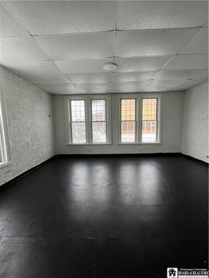 Empty room, Interior