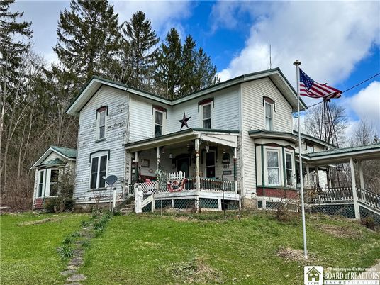 Backyard, Exterior, Facade, Queen Anne Victorian