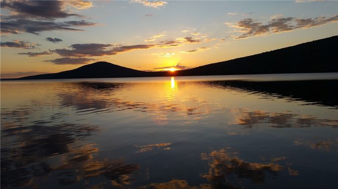 Exterior, Lake