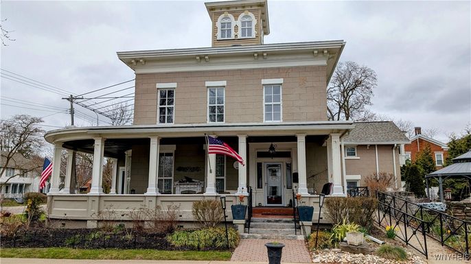 Exterior, Facade, American Foursquare