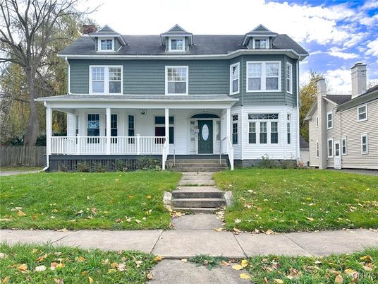 Exterior, Facade, American Foursquare