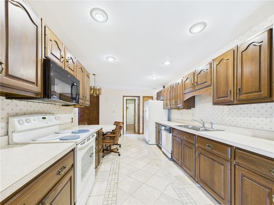 Dining room, Interior, Kitchen, Recessed Lighting, Stainless Steel Appliances