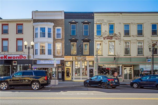 Exterior, Facade, Rowhouse