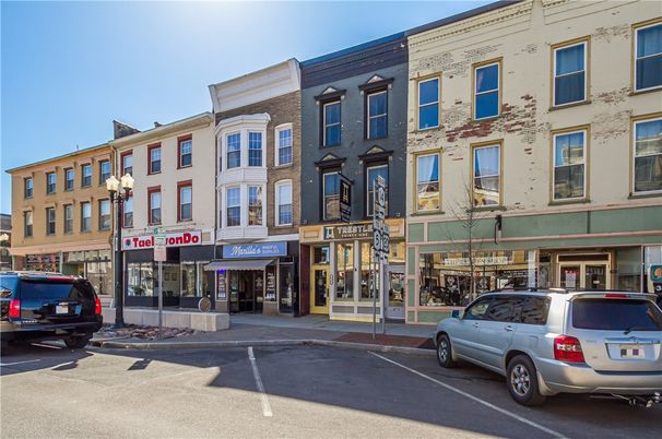Exterior, Facade, Rowhouse