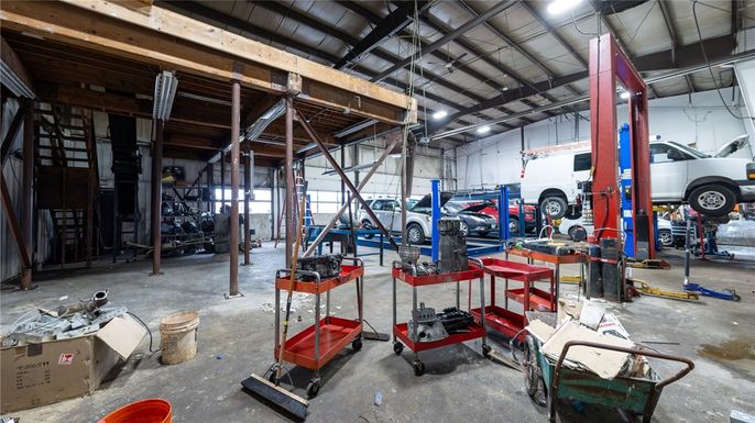 Garage, Interior, Wooden Beams