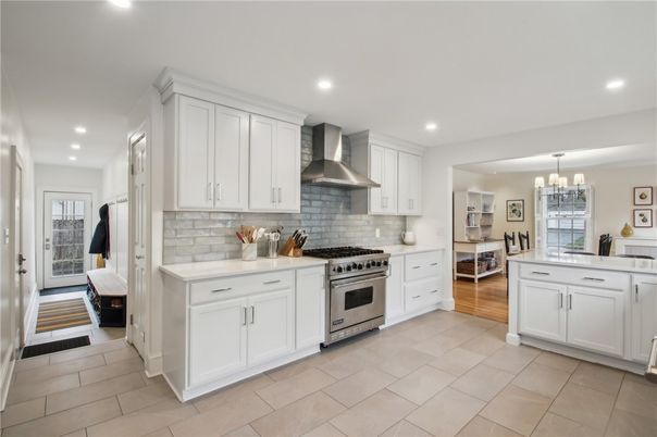 Chandelier, Dining room, Interior, Kitchen, Recessed Lighting, Stainless Steel Appliances, Wood Texture Flooring