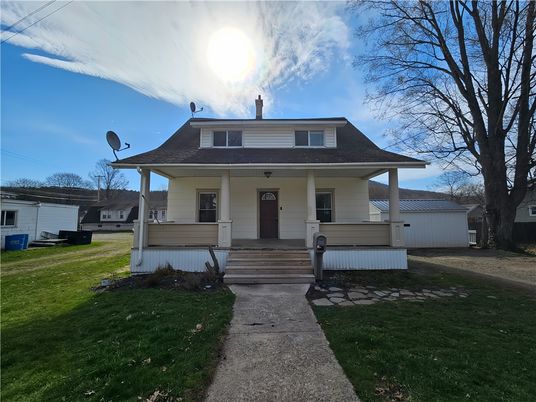 Exterior, Facade, American Foursquare