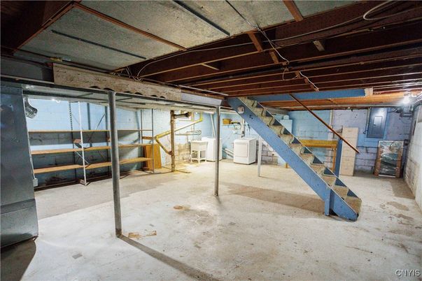 Interior, Washer, Wooden Beams