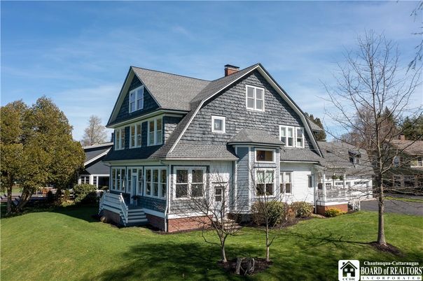 Exterior, Facade, Queen Anne Victorian