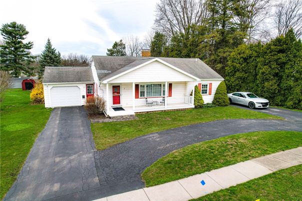 Attached, Exterior, Facade, Cape Cod