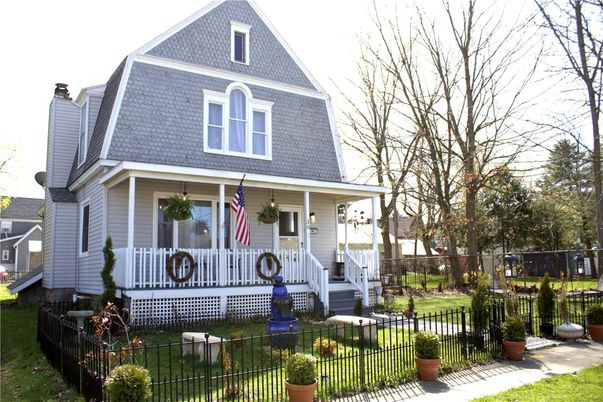 Exterior, Facade, Queen Anne Victorian