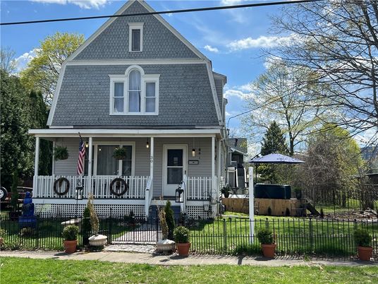 Exterior, Facade, Queen Anne Victorian