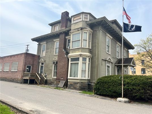 Exterior, Facade, Brick Facade, Queen Anne Victorian