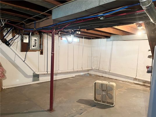 Empty room, Interior, Wooden Beams
