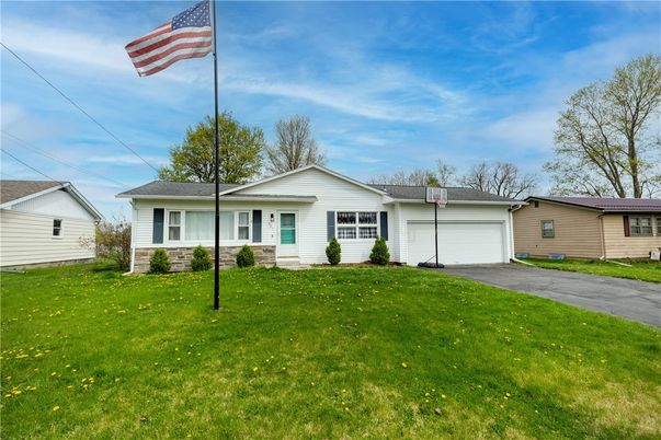 Attached, Exterior, Facade, Ranch
