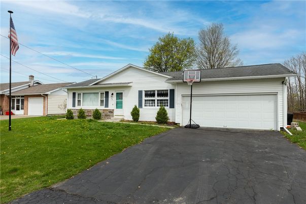 Attached, Exterior, Facade, Ranch