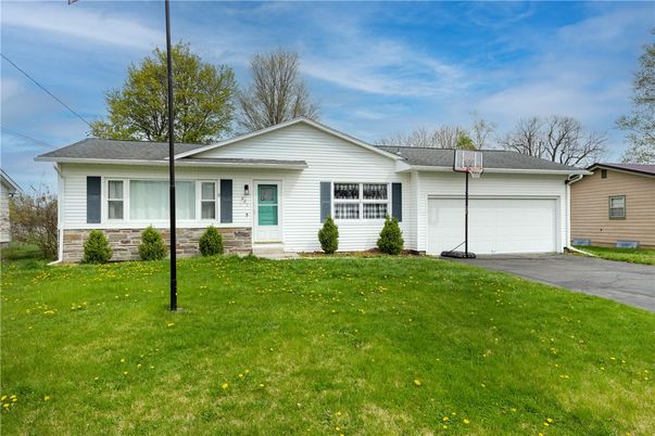 Attached, Exterior, Facade, Ranch