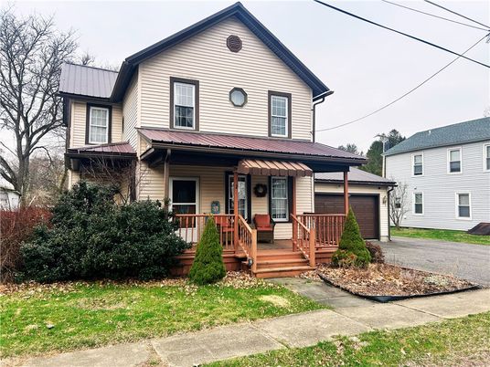 Attached, Exterior, Facade, Queen Anne Victorian